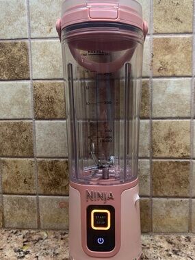 Ninja Blast Portable Personal 18 oz Blender, w/ Leak Proof Lid. Base Color Pink.